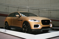 ジャガー、SUVコンセプト車を日本で初公開