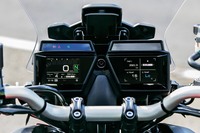 3.5インチのダブルTFTメーター。ETCカードの状態やクルーズコントロールシステムのセット速度なども表示される。