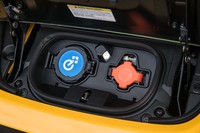 急速充電（写真左）と普通充電用のソケットがフロントに並んで設置される。バッテリーの容量がアップしたため、残量警告灯がついてから80％までの充電時間は、一般的な急速充電器（50kW）を使った場合で60分ほどかかるそうだ。