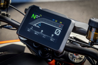 計器類などの役割を果たす5インチの液晶ディスプレイ。「トラック」モードを選択すると、必要な情報を瞬時に読み取れるよう、表示内容からサーキット走行に不要なものが省略される。