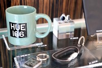 マグカップに書かれた「HUE166」の文字は、1948年に登場した「シリーズI」の、最初の車両に付けられたナンバーにあやかったものだ。