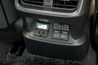 コンソールボックスの後ろには2基のUSBタイプCポートと100V・1500Wのアクセサリーコンセントが備わっている。