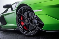 
	前255/30ZR20、後ろ355/25ZR21 サイズの「ピレリPゼロ コルサ」タイヤを装着。オプションでサーキット走行用の「ピレリPゼロ トロフェオR」も用意されている。
	