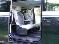 「ID. Buzzロングホイールベース」の2列目シート。3人掛けのベンチタイプと、左右が独立スライド式となる1人掛けのキャプテンタイプが選択できる。写真は後者。