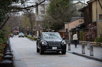 シックなボディーカラーもあってか、京都の古い町並みにも溶け込んで見える「ベンテイガ」。車内からの眺めもいいので、観光にもピッタリ!?