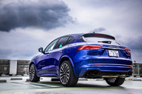 「グレカーレ モデナ」のボディーサイズは全長×全幅×全高＝4845×1980×1670mm、ホイールベースは2900mm。外寸はライバルとされる「ポルシェ・マカン」よりもひとまわり大きい。写真のボディーカラーは「ブルーインテンソ」と呼ばれる15万円の有償色。