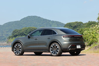 容量100kWhのバッテリーを搭載し、最高出力340PS（オーバーブースト時は360PS）、最大トルク563N・mを発生するモーターで後輪を駆動。車重は新型「マカン」のラインナップで最も軽量な2220kgと発表されている。