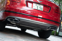 リアビューでは、「ツインクアッド」タイプのテールパイプ”が「V8」モデルであることを主張する。