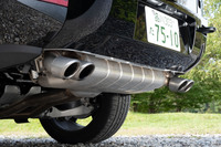 V8モデルのみに備わる、左右4本出しのマフラー。スロットルを踏み込むと豪快なサウンドを奏で、ドライバーの気分を盛り上げる。