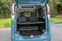 ボードを横向きにして3段ある溝の一番上に固定したところ。こうしたアレンジを車外に出ずに完了できる（＝車内でボードを取り回せる）ようにしたのがスズキのこだわり。