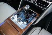 あえてスイッチ類をずらりと並べたセンターコンソールがドライバーズサルーンであることを主張する。純ガソリン車でアイドリングストップのオン／オフスイッチだったところが「E MODE」に置き換わっている。