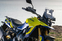 ヘッドランプの下に突き出た泥よけに注目。今日のアドベンチャーモデルでよく見かけるこの“クチバシ”は、スズキのラリーマシン「DR-Z」および市販モデル「DR-750」が起源となっている。