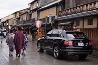 京都・祇園の花見小路通を行く。駆動系の滑らかさがドライバーを気持ちよくさせる。
