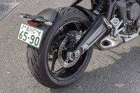 サイレンサーはステンレススチール製。超ショートタイプのデザインのため、リアまわりはスッキリ。