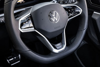 ヒーターが内蔵される「Rライン」専用となる本革仕立てのステアリングホイール。スポーク部分のスイッチがタッチコントロール式となり、下部に「R」をモチーフとしたエンブレムが備わる。「ティグアンR」では走行モード切り替えスイッチが左のスイッチパネルに組み込まれていたが、このRラインには設定されない。