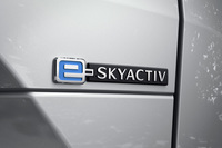 マツダが「MX-30 EVモデル」を発売　航続距離256kmの電動コンパクトSUVが登場の画像