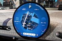 UIの中核をなす巨大な円形の有機ELディスプレイ。画面は高精細で操作性も良好。表示のデザインやレイアウトもきれいで分かりやすい。