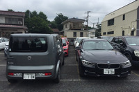 激安中古車店からエリート特急の修理完了という知らせを受け、引き取りに行った。左は代車としてお世話になった2代目「キューブ」。