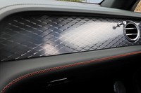 インテリアの装飾パネルには、ベントレーとして初めて「ダークティントダイヤモンドブラッシュドアルミニウム」を採用。「クラウンカットウオールナット」や「コア」といったウッドパネルも、「ベンテイガ」としては初採用となる。