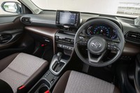 センターコンソールからディスプレイオーディオにかけて縦の流れをh強調することで力強さを表現。茶色の部分はハードプラスチック、グレーの部分はソフト素材を使うなど、うまくコストと質感のバランスをとっている。