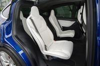 試乗車は6人乗り仕様のため、2列目シートが2席となる。2列目シートは、フロアと1本のフレームでつながる「モノポスト構造」を採用しており、一見すると普通のイスのように見える形状となっている。