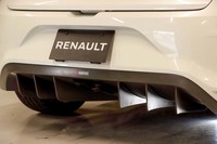 リアエンドには、専用のカーボン製ディフューザーが装着される。その中央からはアクラポヴィッチ製のチタンマフラーが顔をのぞかせる。