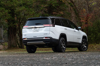 「ジープ・コマンダー」は、「コンパス」などに用いられるエンジン横置きのプラットフォームをベースに開発された、ミドルクラスの3列7人乗りSUVだ。生産国はインドとブラジルで、日本仕様はインドで生産される。