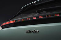 「カイエン ターボ エレクトリック」のエンブレム