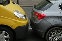 パリ、アンヴァリッド（廃兵院）近くで。すれすれに駐車された「ルノー・トラフィック」と「アルファ・ロメオ・ジュリエッタ」。