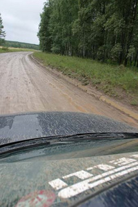 ロシア都市部以外では、まだまだ未舗装の道路が多い。