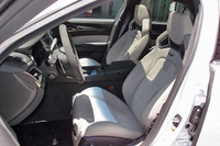 「CTS-V Spec-B」のレカロ製16ウェイパフォーマンスシート。
    