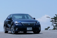 モーターとガソリンエンジンを併用する「クラウンハイブリッド」も同時にお化粧直し。デザインのベースが「アスリート」から「ロイヤル」に変更された。