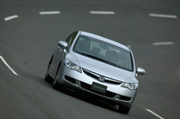 テストコースを走るニューシビック。コレは「シビック・ハイブリッド」。