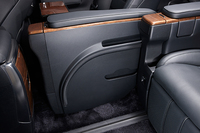 2列目シートのスキマにペンなどの小物が落ちた際、前方に転がり落ちるようカーブが付けられた「物落ち防止スペーサー付き」のファイルホルダー。