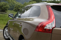 特徴的な形のテールランプには、LEDのポジションランプが用いられている。XC70と比べると、全幅は変わらないのに全長が215mmも短くなっていることから、かなりワイド＆ショート化が進んだ。ライバルと比べると、アウディQ5とは全長と全幅がほぼ一緒であるけれど、XC60のほうが55mmほど背が高い。BMW X3よりは、全体にひとまわり大きい。
