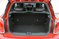 ラゲッジルームの広さは211リッター。オプションで、床面の高さを調整できるフロアボードも用意される。
    