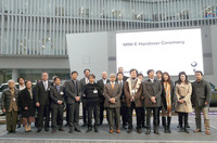 「MINI E」の実証試験に参加する14名の方々。