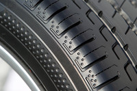 「BluEarth-1 AAAspec」のサイドウォールにはディンプルが。