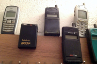 シモーネが活用してきた携帯電話コレクション。左から2番目は、イタリア版
    ポケベル「テレドリン」である。