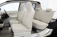 「トヨタ・パッソ」内装のカットモデル。フロントセパレートシートは、「パッソ」と、「ダイハツ・ブーン」のエントリーモデル「CL」に採用される。
