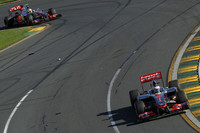 自身20回目となる会心のポールポジションからスタートしたハミルトン（写真後ろ）。僚友バトンに先を越されると途端に窮地に追い込まれ、セーフティーカーのタイミングでベッテルにも抜かれ3位フィニッシュとなった。表彰台で見るからに気落ちしていた2008年王者は、レース後「チャンピオンシップでは安定感を保つことが大切。その点に集中するつもり」とコメントした。（Photo=McLaren）