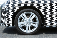 市販車の足元がどのような仕様になるかは未定とのこと。なお、テスト車はタイヤに「ブリヂストン・ポテンザRE050A」を装着していた。