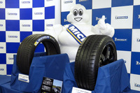 「パイロットスポーツ4」（右）と、「フォーミュラE」に供給されるレース用タイヤの「パイロットスポーツEV」（左）。