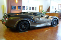 ボディカラーは、「ブロンズゴールド」にガラスビーズパウダーを仕込んだ特別色。車体、パーツとも市販化を視野に入れているという。