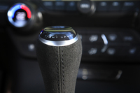 8段ATのシフトセレクター。上部には「EIGHT SPEED」の文字が。
    