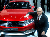 フォルクスワーゲンのコンセプトカー「クロスクーペ・プラグインハイブリッド」と同社のマルティン・ヴィンターコルンCEO。