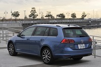 「ハイライン」のリアビュー。タイヤサイズは225/45R17。