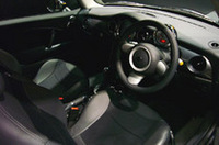 黒で統一されたインテリア。「MINIクーパー」（写真）がクロスとレザーのコンビシート、「MINIクーパーS」はフルレザーシートになる。