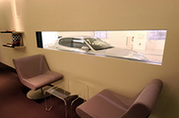 整備中の愛車がガラス越しに見られるラウンジは、従来の整備工場の雰囲気とは一線を画すとか。