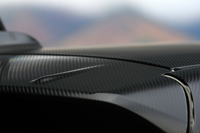 ルーフをボディーと別色にできる、オプション設定の「デザインフィルムトップ」。ボディーカラーに応じて、「カーボン調／ブラック」と「クリスタル調／ホワイト」の2種類が用意される。